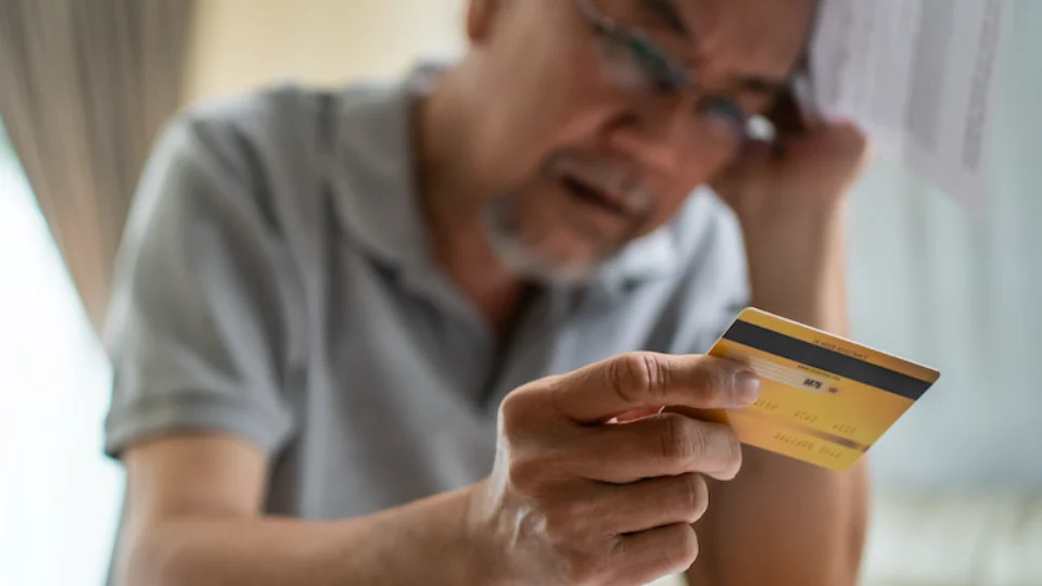 Dívidas no cartão de crédito atingem o maior valor em 8 anos, chegando à marca de 66,8 milhões de nomes negativados