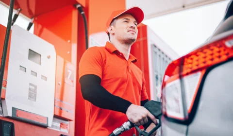 Com a nova redução do preço da gasolina, inflação projetada para 2022 fica menor. Barril de petróleo e câmbio preocupam