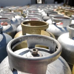 Preços da gasolina e do diesel caem; gás de cozinha sobe pela 5ª semana, aponta ANP