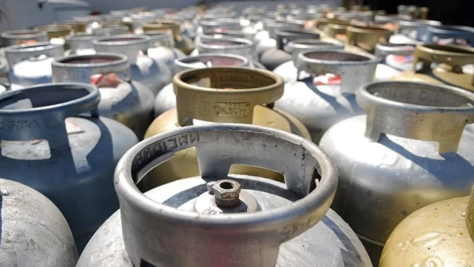 Preços da gasolina e do diesel caem; gás de cozinha sobe pela 5ª semana, aponta ANP