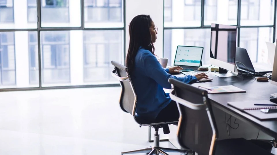 Emprego feminino aumenta 11%, mas desigualdade salarial persiste