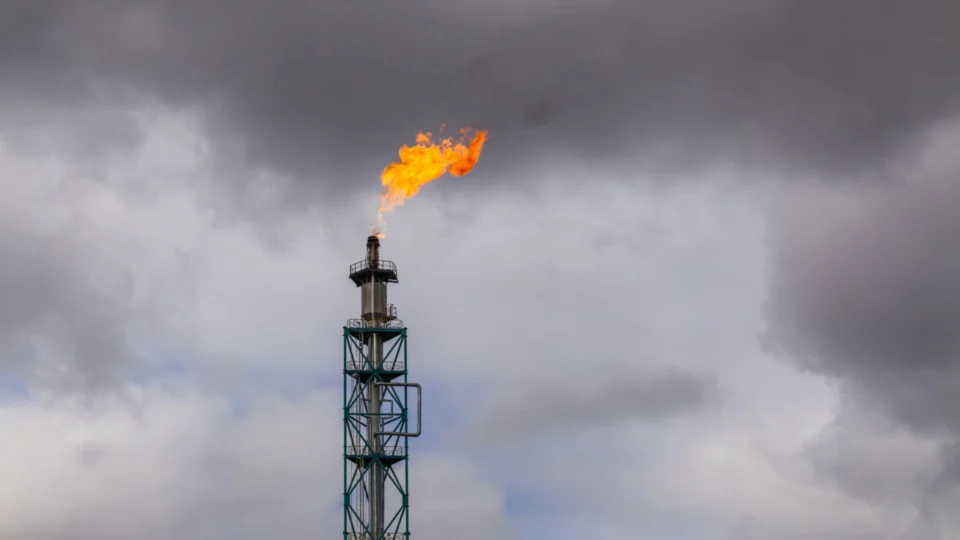 Com menor produção de barris de petróleo, preço da commodity sobe nos mercados internacionais