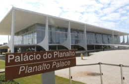 Homem tenta invadir Palácio do Planalto, é alvejado por balas de borracha e preso