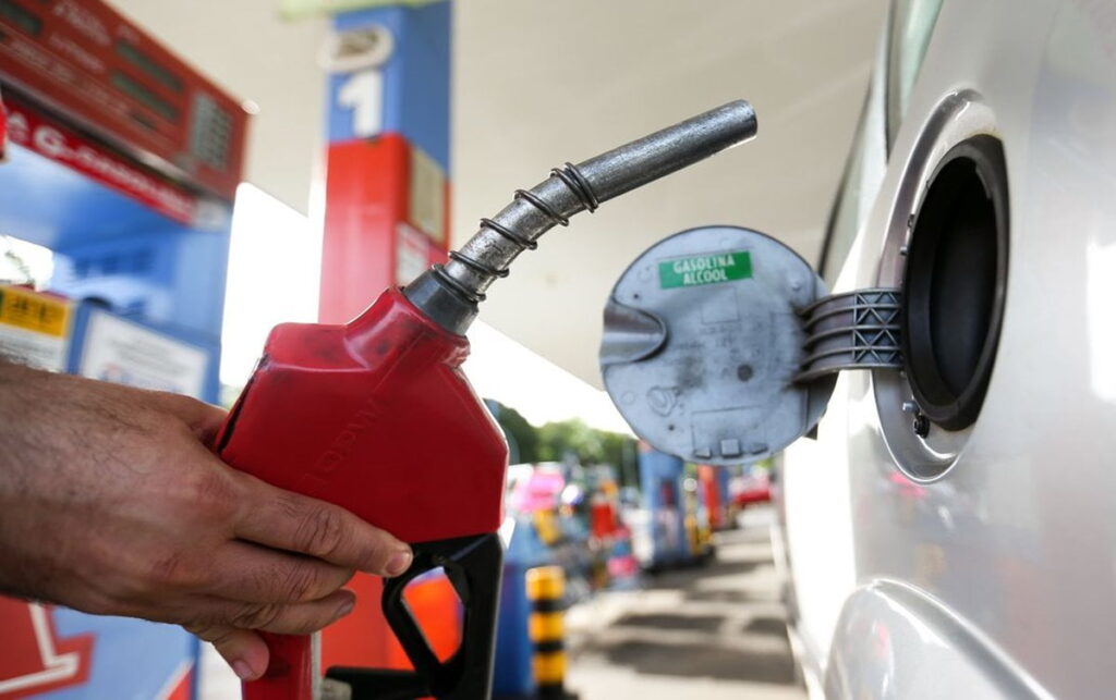 Petrobras e governo preparam medidas para conter aumento da gasolina