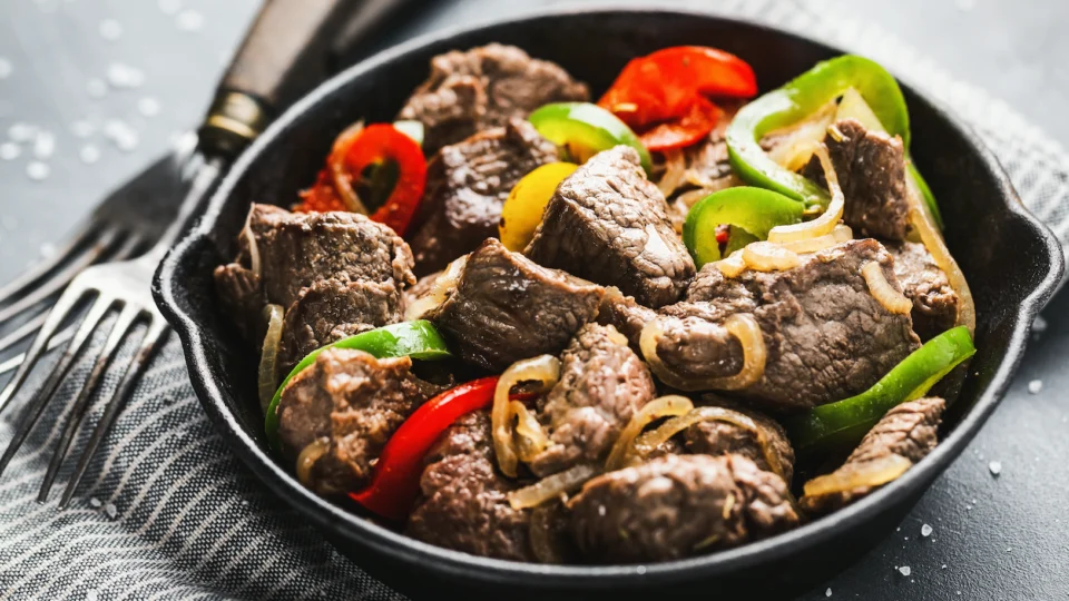 Preço da arroba do boi cai 30% neste ano, enquanto o preço da carne no mercado diminui 12%. Entenda o motivo