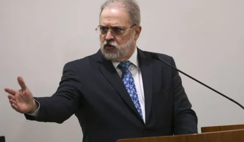Celulares de empresários bolsonaristas investigados pela PF mostram troca de mensagens com Aras