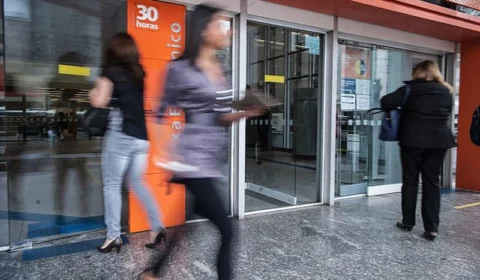 Apesar dos lucros, bancos cortam 80 mil vagas em oito anos