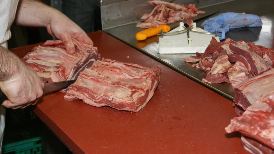 Alta da carne nos EUA leva Trump a mirar frigoríficos; JBS e Marfrig são alvos
