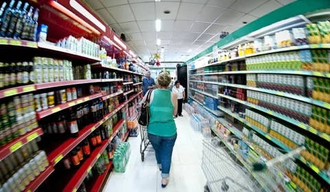 Quaest: 64% dos brasileiros veem inflação dos alimentos maior após tarifas dos EUA
