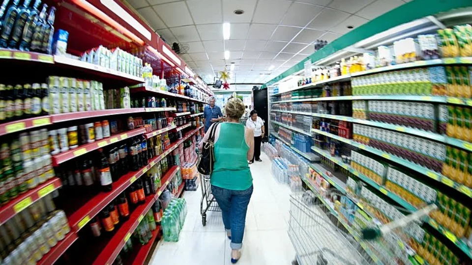 Alimentação: estudo mostra como gigantes da indústria influenciam políticas de saúde no Brasil