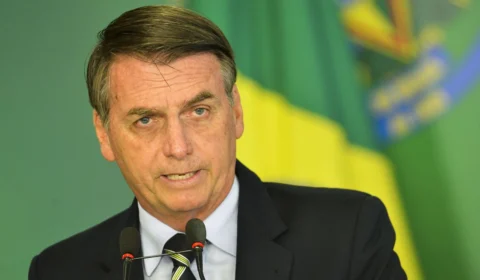 No dia em que começa oficialmente a campanha eleitoral, pesquisa Ipec joga um balde de água fria em Bolsonaro. Presidente aparece com 32% das intenções de votos e Lula, com 44%