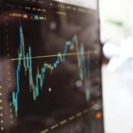 Dólar recua e Ibovespa cai com aversão ao risco global; Petrobras limita perdas
