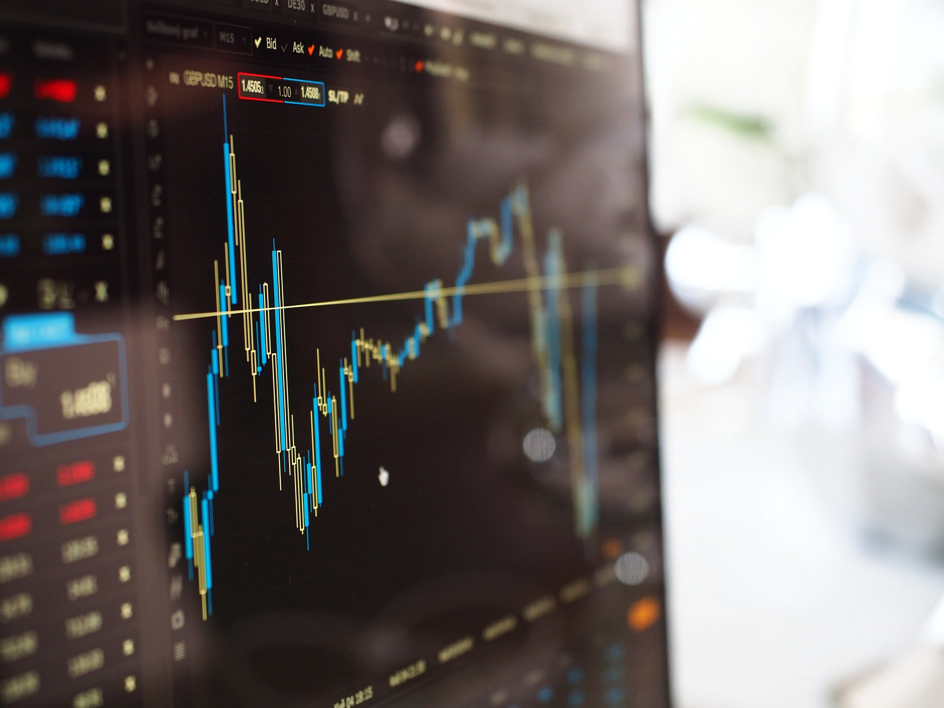 Dólar recua e Ibovespa cai com aversão ao risco global; Petrobras limita perdas
