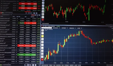 Ibovespa fecha em queda e acumula sexta semana negativa em meio a incertezas externas