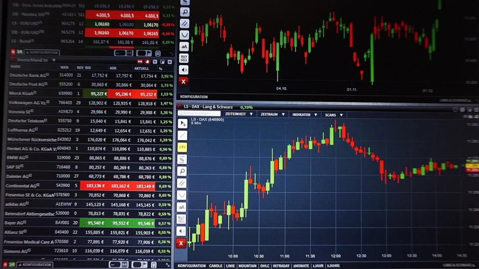 Ibovespa cai pela quarta vez com ruído sobre IOF e Petrobras; dólar cai a R$ 5,56