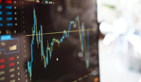 Ibovespa sobe 1,91% e fica acima dos 114 mil pontos