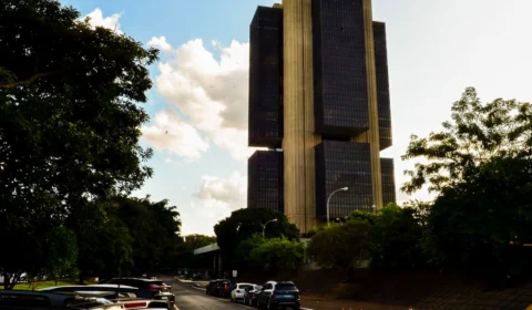 Inflação alta faz com que bancos centrais de diferentes países aumentem a taxa de juros, com riscos de recessão global