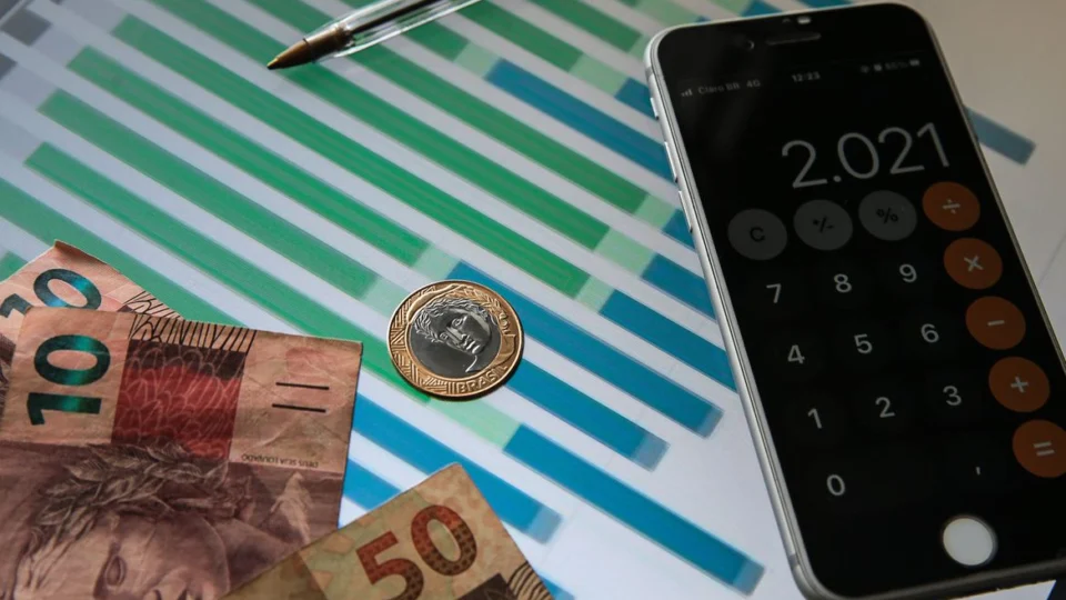 Mercado reduz previsão de inflação e eleva a do PIB, dólar e Selic para este ano, aponta Boletim Focus