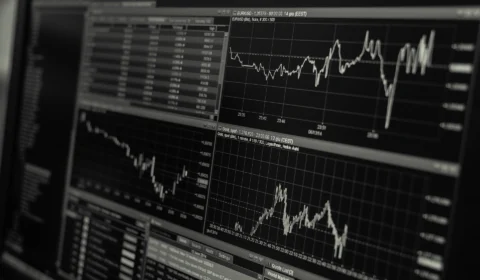 Índices futuros dos EUA em ligeira alta e bolsas em direção mista com aumento das preocupações sobre a saúde da economia global