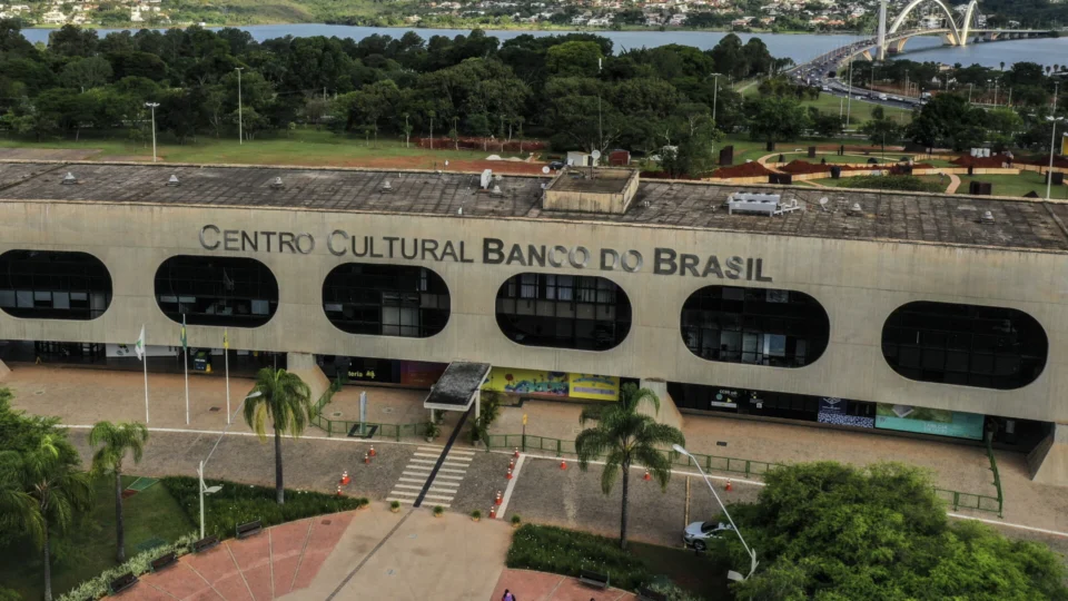 Equipe de transição é dividida entre economistas com histórico liberal e representantes do PT