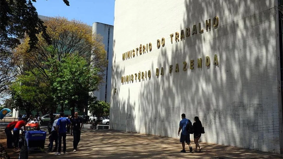 Bloqueio no orçamento 2022 agora tira R$ 211 milhões do Trabalho e Previdência