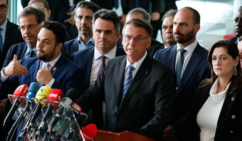 Bolsonaro distribui cargos públicos a 41 aliados no fim do governo