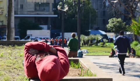 Aumento da pobreza faz população de rua crescer mais de 200% no Brasil em uma década