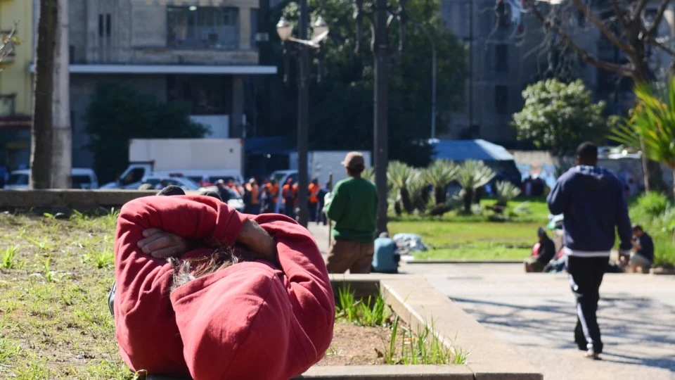 Aumento da pobreza faz população de rua crescer mais de 200% no Brasil em uma década