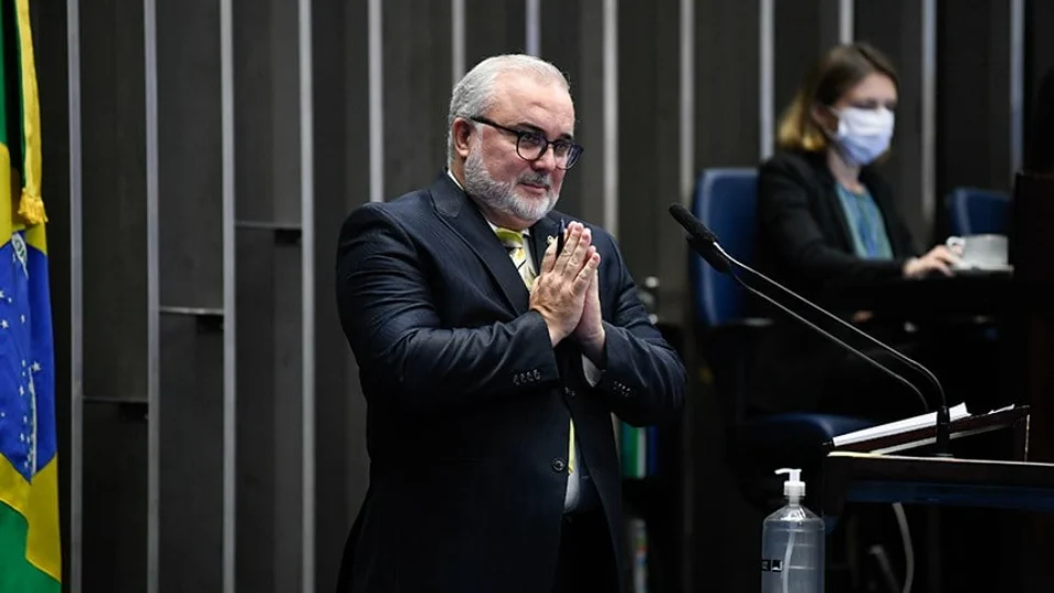 Petrobras vai seguir critérios competitivos para definição do preço do combustível, diz Jean Paul Prates. Proposta reduz de 100% para 15% a vinculação do preço a parâmetros internacionais