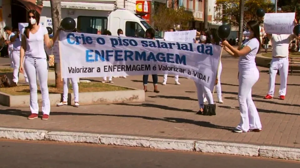 Câmara aprova PEC que garante recursos para o piso da enfermagem. Texto vai ao Senado