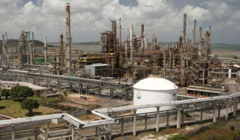 Refinaria baiana completa um ano de privatização, com gasolina mais cara do que a da Petrobras