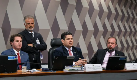 PEC da Transição passa pela CCJ com valor extrateto R$ 30 bi menor e prazo de dois anos de vigência