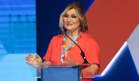 Em texto publicado na internet, Rita Serrano fala em misoginia e da necessidade de se ‘pensar outra forma de fazer política’