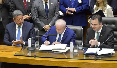Revogaço de Lula é o maior do período democrático brasileiro. Petista assinou 52 decretos e 4 medidas provisórias desde a posse