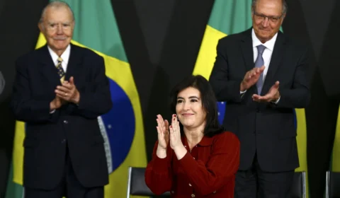 Simone Tebet toma posse no Planejamento e Orçamento com críticas à gestão Bolsonaro e defesa do combate à inflação e juros altos