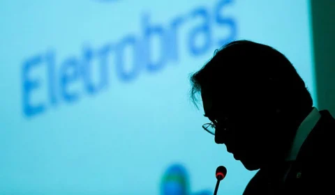 Ações da Eletrobras se desvalorizam 8,5% um ano após privatização. Cerca de 40 mil cotistas do FGTS retiraram recursos da empresa