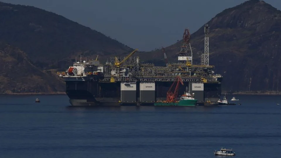 Opep aumenta previsão de demanda e produção de petróleo em 2023. Com isso, preços caem ao menor nível em mais de um ano