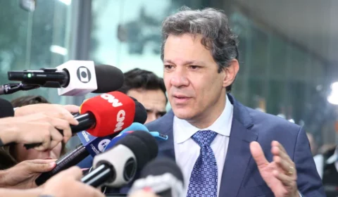 Fernando Haddad deve apresentar novo arcabouço fiscal ao Congresso na quarta. Taxar apostas eletrônicas e acabar com “contrabando” nos e-commerces estão entre medidas para ampliar receita