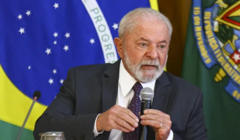 Lula diz que não aceitará racha na bancada do PT em votação do novo arcabouço fiscal. Lindbergh Farias diz que parte dos deputados ainda vai trabalhar para mudar o texto do relator