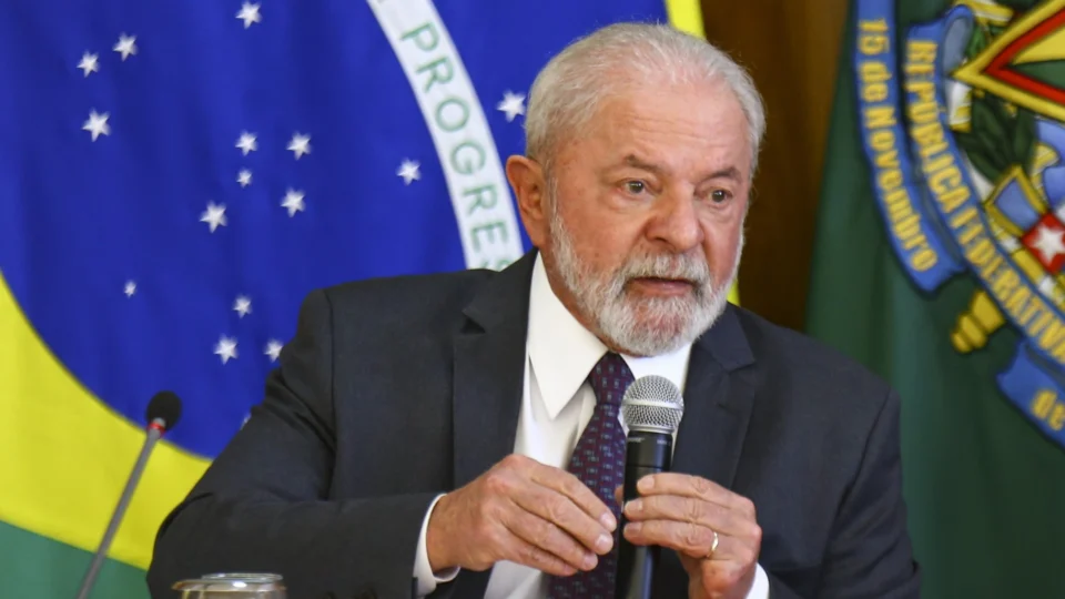 Lula desfaz proposta de Bolsonaro que privilegiava empresas de países ricos em licitações públicas no Brasil