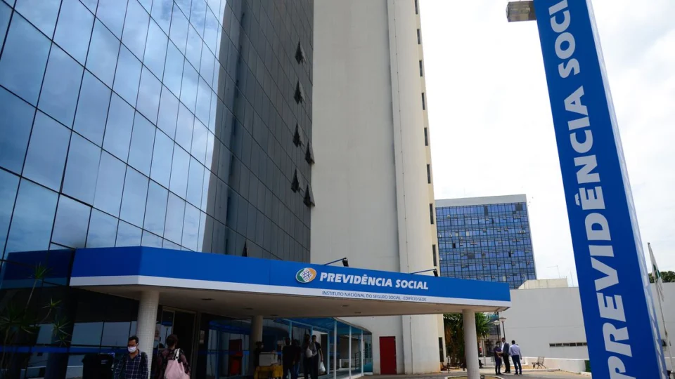 INSS precisa de recursos para reduzir filas, diz Carlos Lupi