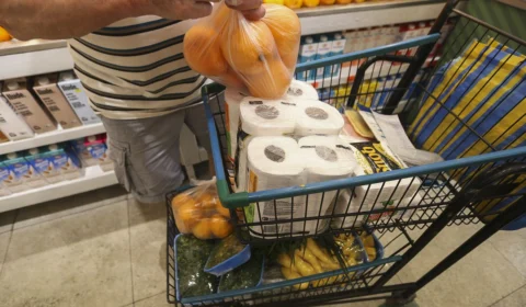 Inflação desacelera para todas as faixas de renda em março. Famílias de renda baixa foram as que mais se beneficiaram