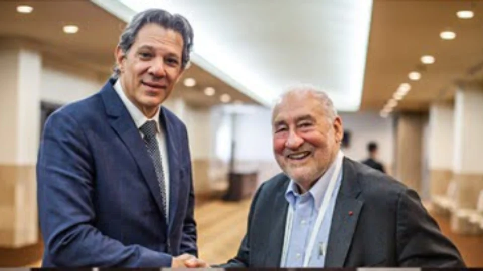 Nobel de Economia, Stiglitz diz que mundo deve seguir Lula contra ‘bullying’ de Trump