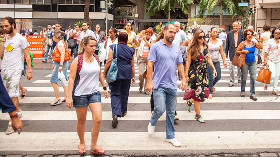 Taxa de desocupação cai para 7,7% no terceiro trimestre e número de ocupados atinge recorde na série