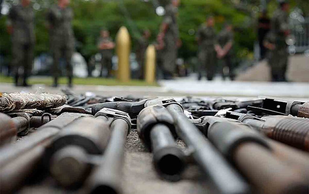 Comissão aprova projeto de deputado bolsonarista que permite uso do FGTS para compra de armas