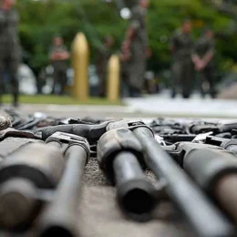 Ações pró-armas de Trump devem favorecer facções criminosas no Brasil