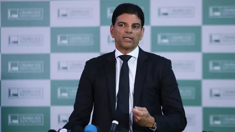 Arcabouço fiscal terá outro nome e punição mais dura em caso de descumprimeto das metas, diz relator