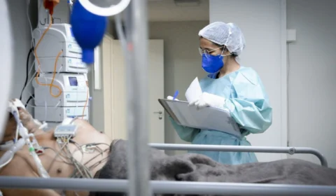 Curso de medicina mal avaliado pode sair do Fies e ter que cortar vaga; entenda