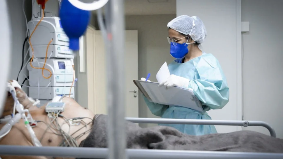 Curso de medicina mal avaliado pode sair do Fies e ter que cortar vaga; entenda