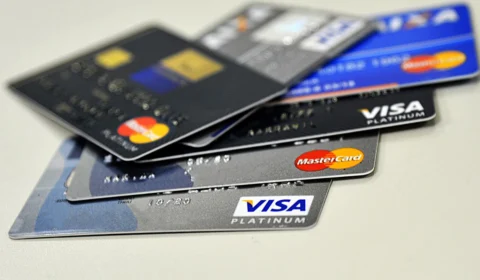 Juros do cartão de crédito caem e atingem 426,9% ao ano em agosto
